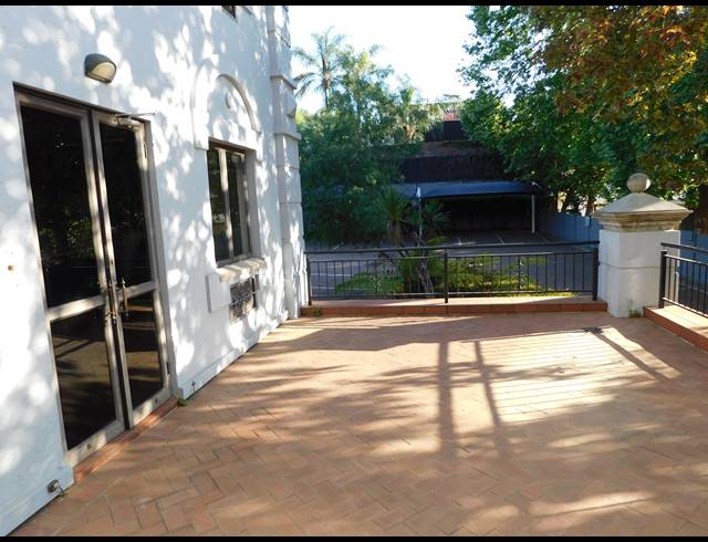 2,355M² OFFICE TO LET IN HYDE PARK